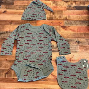 NWT Newborn long sleeve onesie set, green with red airplanes. Onesie, hat, bib
